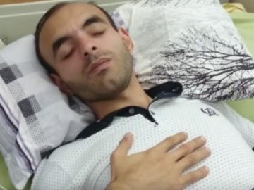 В Азербайджані помер журналіст, побитий футбольними фанатами