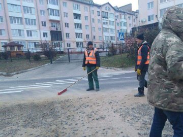 У Луцьку муніципали відчитали будівельників, які забруднили дорогу