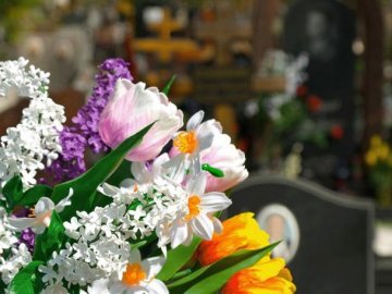 Ми ж не даруємо дорогим людям штучні квіти, – волинський священик про традицію на проводи