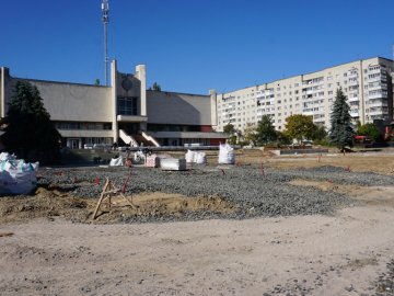 Площа перед РАЦСом у Луцьку: на якому етапі роботи. ФОТО