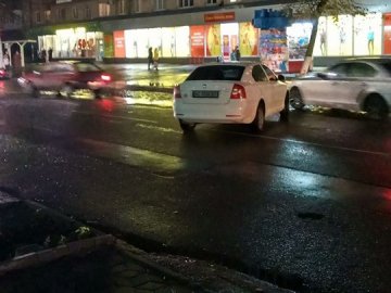 Курйоз у Луцьку: автомобіль викотився на проспект Волі