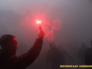 Центр Луцька оповив дим: марш фанів «Волині»
