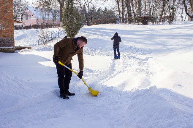 Мер ще одного міста на Волині вийшов чистити місто від снігу лопатою. ФОТО