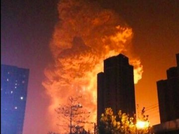 У Китаї в місті Тяньцзінь кількість постраждалих більше 300. ВІДЕО