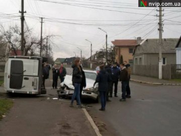 Аварія у Нововолинську: легковик розтрощений, бус перекинувся