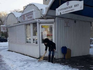 Луцьких підприємців змусили розчистити зупинки від снігу