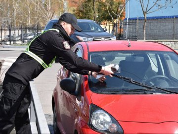Перші порушники: від сьогодні у Луцьку працюють інспектори з паркування