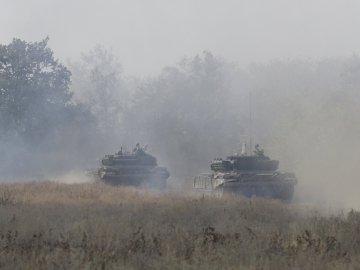 ЗМІ поширили відео, як російські танки їдуть в Україну. ВІДЕО