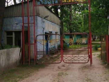 На Київщини двоє дітей впали у вуличний туалет: 10-річна дівчинка померла, а її брат – в реанімації