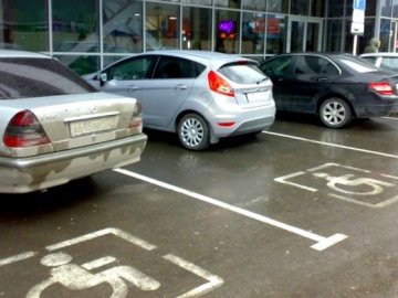 В Україні особи з інвалідністю паркуватимуться безкоштовно