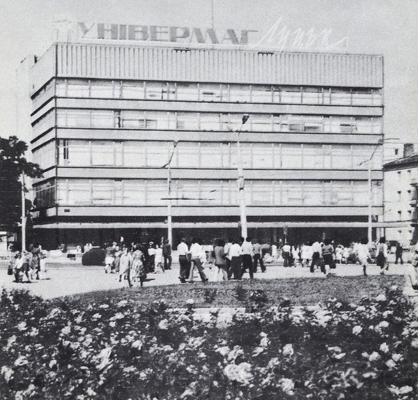 Квіти на Театральному майдані