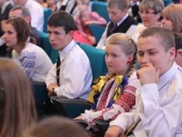 Янукович відзначив дітей з Волині