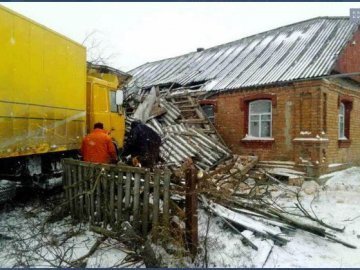 На Житомирщині водій вантажівки розтрощив будинок