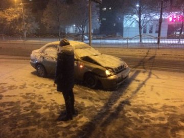 Слизька аварія в Луцьку: легковик врізався у маршрутку. ФОТО