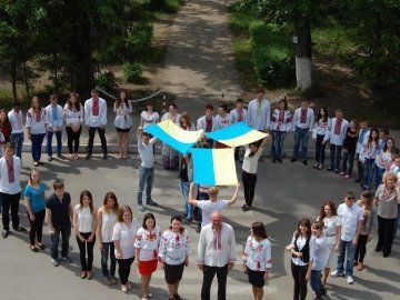 Волинські студенти організували «вишиваний» флешмоб. ФОТО