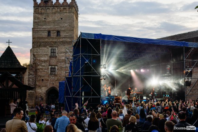 З улюбленими піснями та запальними танцями: у Луцькому замку відбувся концерт гурту «Бумбокс». ФОТО