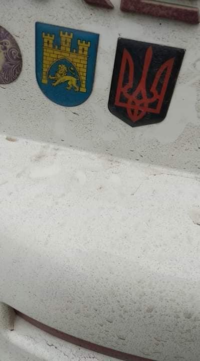 На українця в Польщі завели кримінал через тризуб на авто