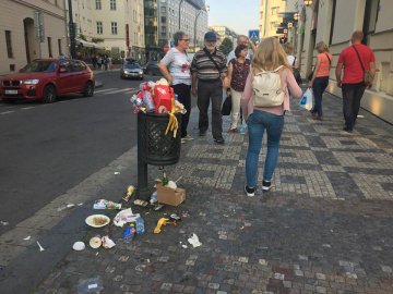 Переповнені смітники і прилюдне «ширяння», - волинянка про Прагу