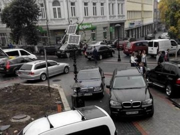 Для парковки біля візового центру в Луцьку треба 80 тисяч