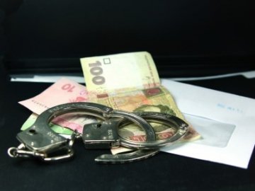 Викладача зловили на хабарі у 6 тисяч гривень