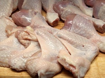 У Луцьку в супермаркеті продавали прострочену курятину