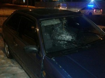 Аварія в Луцьку: чоловік головою розбив лобове скло авто і кидався на патрульних