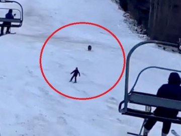 На гірськолижному курорті в Румунії ведмідь гнався за лижником. ВІДЕО