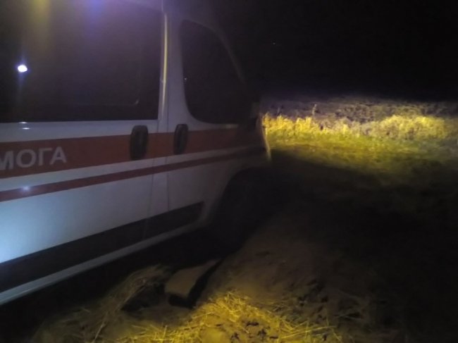 На Волині «швидка», яка везла хворого до лікарні, застрягла на ґрунтовій дорозі. ФОТО