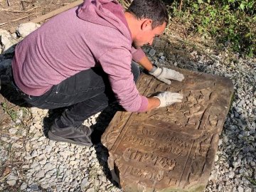 У Володимирі-Волинському виявили юдейський надгробний камінь. ФОТО