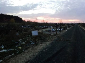 Стихійне сміттєзвалище на Волині «облагородили» загорожею. ФОТО