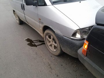 Аварія в Луцьку: фургон в'їхав у легковик. ФОТО