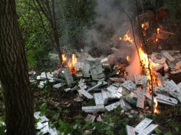 На Волині контрабандисти підпалили  в лісі декілька тисяч пачок сигарет
