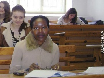 Студентка СНУ із Замбії розповіла, що не любить борщ і жде літа