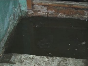 У підвалі луцького будинку декілька років стоїть вода. ВІДЕО