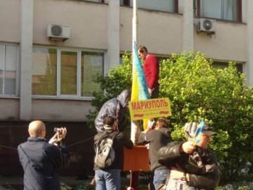  У Маріуполі роздають українські прапори і знищують барикади терористів. ФОТО
