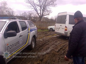 Волинські поліцейські врятували водія із грязевої пастки