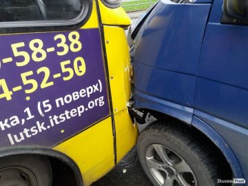 Аварія в Луцьку: не розминулися бус і маршрутка. ФОТО