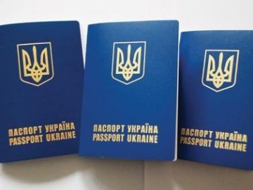 Волинські «міграційники» божаться, що закордонні паспорти таки коштують 377 гривень
