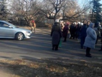 У Макіївці місцеві жителі перекрили дорогу в знак протесту  проти дій «ДНР»
