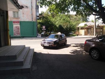 У Луцьку таксист з «Чумака» скоїв аварію та втік з місця події
