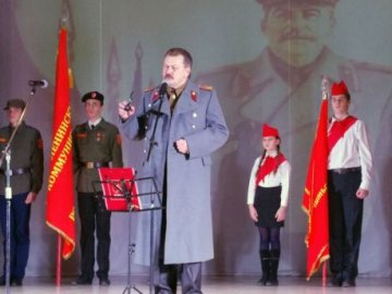 В окупованому Криму дітей посвячували у піонери і змусили співати про Сталіна