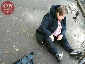 Вилізла з авто і заснула на асфальті: у Києві спіймали горе-водія. ФОТО