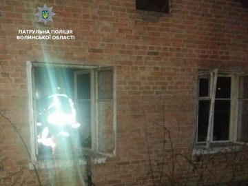 З’явилось відео, як у Луцьку врятували з пожежі людину