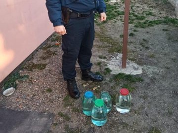У селі на Волині поліцейські виявили самогонну точку і знищили питво