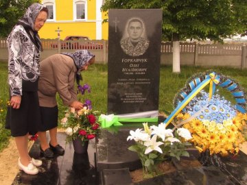 Поблизу Луцька освятили пам’ятник бійцю, загиблому від кулі снайпера