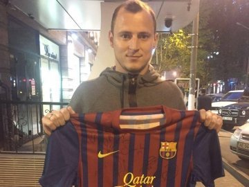 Роман Зозуля виставив на аукціон футболку «Барселони» з автографами всіх футболістів
