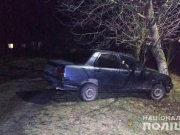 У Луцькому районі автівка збила жінку та врізалася в дерево: потерпіла – у реанімації