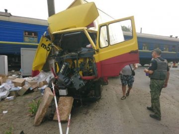 Вантажівка зіткнулася з пасажирським потягом