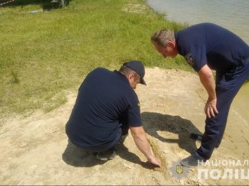 На пляжі волинського озера знайшли снаряд