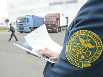 Начальника Волинської митниці звинуватили у перешкоджанні роботі волонтерів
